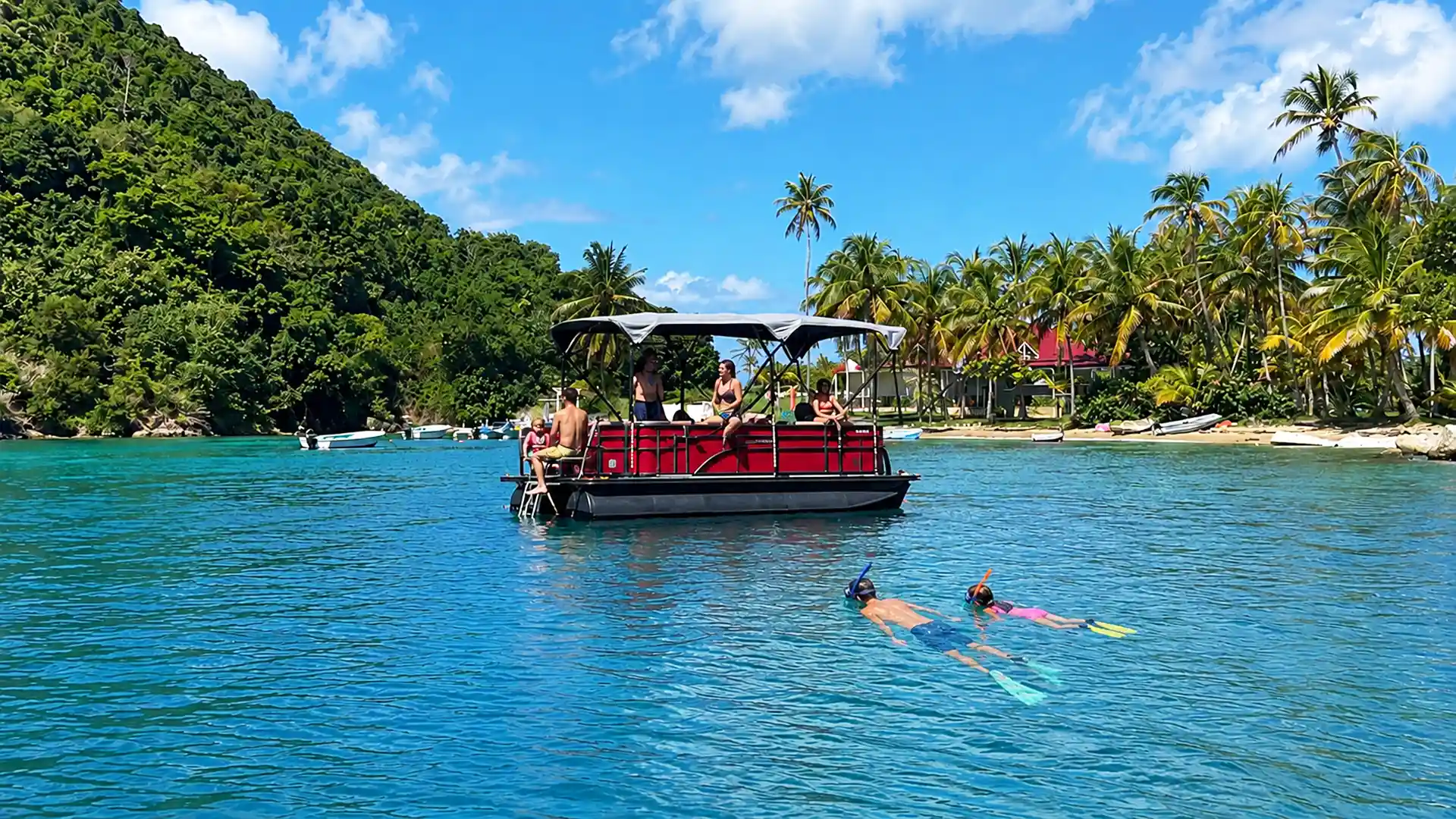 Pontoon Boat aux Saintes pour une sortie privée au pied du Pain de Sucre
